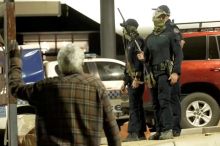 Odplatu! Austrálci lynčovali podezřelého z vraždy malé dívky, policie bránila nemocnici