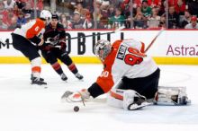 Vladař ani Dostál k výhrám nepomohli, Carolina v play off zůstává neporažená