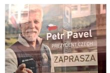„Nikdy ho takhle nefotili.“ Prezident láká z reklamy v Polsku, Hrad tuší podvod