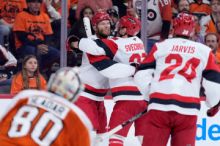 Philadelphii s Vladařem v brance dělí v NHL jedna prohra od vyřazení