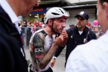 Adam Yates po pádu ve druhé etapě odstoupil z Gira d'Italia