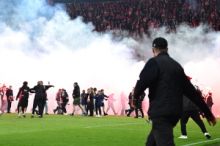 Absolutní šílenství v pražském derby, píše zahraniční tisk o nedohraném duelu