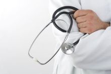 Lékař z Jesenice měl osahávat a fotit dětské pacienty s erekcí, čelí obžalobě ze zneužití