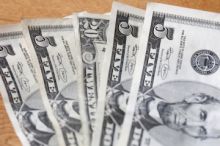Koruna oslabila k dolaru o deset haléřů, k euru nepatrně o haléř