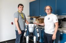 Čínský humanoid trénuje v českých laboratořích. Učit ho je jako vychovávat dítě