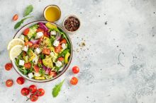 Tři recepty na saláty, které zvládnete za 20 minut. Feta, mozzarella a avokádo nahradí těžký oběd