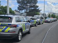 Spor mezi partnery v areálu školy v Pardubicích skončil pobodáním. Policie evakuovala budovu