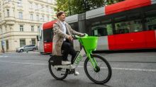 V Praze nastal boj o zákazníky sdílených elektrokol, použití zlevňuje Lime
