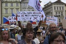V centru Prahy protestují tisíce lidí na podporu nezávislosti veřejnoprávních médií
