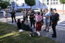 Policie přivezla k vazebnímu jednání obviněného z útoku na zbrojovku