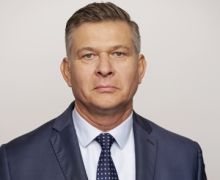 Motorista Beran se vzdal poslaneckého mandátu, vrátí se k diplomacii