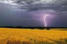 Česko zasáhnou silné bouřky. Hrozí i krupobití a nárazový vítr, varují meteorologové