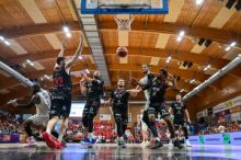 Basketbalisté Pardubic vyhráli nad Nymburkem 79:78 a snížili ve finále na 1:2