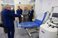 Dárců krve kvůli vyřazování starších ubývá, naposledy dnes daroval i prezident