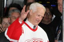 Dnes nevídaná výdrž. Mr. Hockey hrál profesionálně v šesti dekádách