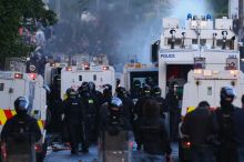 V Belfastu pokračovaly nepokoje, pod kotlem přitápěl i Musk. Policie nasadila vodní děla