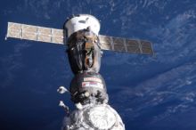 Roskosmos pozastavil opravu úniku vzduchu z ISS, posádka se vrátila z úkrytu