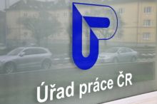 Analýza: Dlouhodobě neobsazená místa snižují příjmy rozpočtů, omezují růst HDP