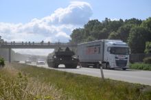 Tanky zatěžují vozovku na dálnici méně než kamiony, řekl velitel