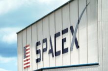 SpaceX na burze dál posiluje, v tržní hodnotě překonává firmu Amazon