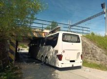 Pod viaduktem u Dolního Dvořiště uvízl autobus, čtyři lidé se zranili