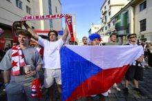 Fobaloví fanoušci zaplnili dvůr smíchovského pivovaru před zápasem proti JAR