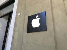 Miliony uživatelů iPhonů mohou získat od Applu odškodnění. Za iCloud mu hrozí žaloba za miliardy liber