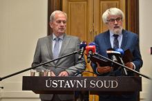 Bleskový verdikt Ústavního soudu: vláda musí Pavla vzít na summit NATO