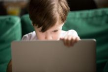 Hrají si na nacisty, svlékají se za peníze. Vědí vůbec rodiče, co jejich děti sledují, žasnou experti