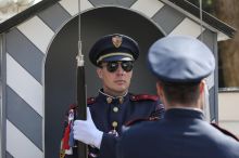 Ve vedrech se vojáci Hradní stráže stahují z pevných stanovišť před Hradem