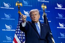 Trump provokuje spojence, podpora NATO je prý absurdní