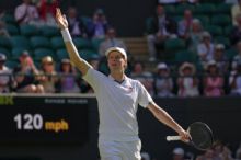 Sinner je ve Wimbledonu v osmifinále, Djokovič vyrovnal Federerův rekord