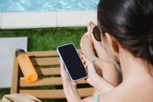 Stačí špatné nastavení mobilu a dovolená se Čechům prodraží i o desetitisíce