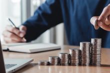 Spořicí účet ano, ale jen na rezervu. Dlouhodobě vedou investice, míní ekonomové