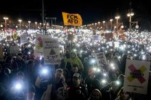 AfD sněmuje v Erfurtu. Tisíce lidí protestují, zablokovali i dálnici