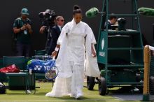 Kimono i svatební šaty. Je to ještě tenis? Wimbledon žije nebývalými módními výstřelky