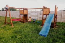Dětské hřiště vyrobil kutil svépomocí. Stačilo mu pár trámů a stará skluzavka