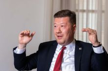 Okamura míří do ostře sledované země. Vládní dokument odhalil důvod cesty