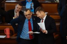 Proč se Okamura sešel se zbrojařem Strnadem? 