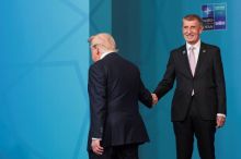 Opravdu byl Babiš jediný, komu Trump podal ruku? Záběry ukazují trochu jiný příběh