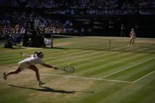 Finále Wimbledonu: Nosková - Muchová 6:2, 5:7 po druhém setu
