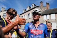 Vedro zkrátilo devátou etapu Tour. Van der Poel nedal v úniku nikomu šanci