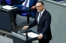 Německý politik má dítě díky náhradní matce, jeho strana to přitom zakázala