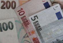 Koruna smazala svoje středeční mírné zisky k euru i dolaru