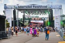 Hlavní den Mendel festivalu nabídl kromě hudby i pokusy či přednášku o trusu
