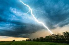 Meteorologové zpřísnili varování na dnešek. Nebezpečný bude vítr, přijít mohou povodně