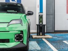 Britská vláda potvrdila, že od roku 2028 budou automobilisté platit z elektroauta daň za ujeté kilometry
