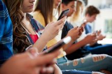 Vláda podpořila zákaz mobilů ve školách, uvedl Babiš