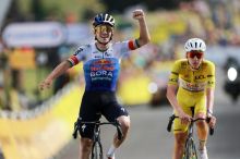 Časovku vyhrál Evenepoel před Pogačarem. Pátý muž pořadí po ošklivém pádu skončil