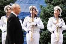 Ponížení pro Putina. Místo velkolepé přehlídky si musel vystačit s plakátem ponorky